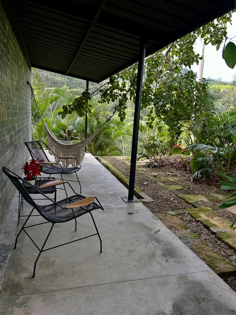 Sillas tejidas instaladas en una terraza cubierta en Colombia